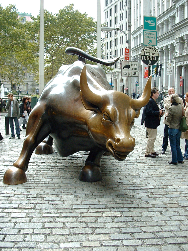 Bronze+girl+faces+Wall+Street+bull