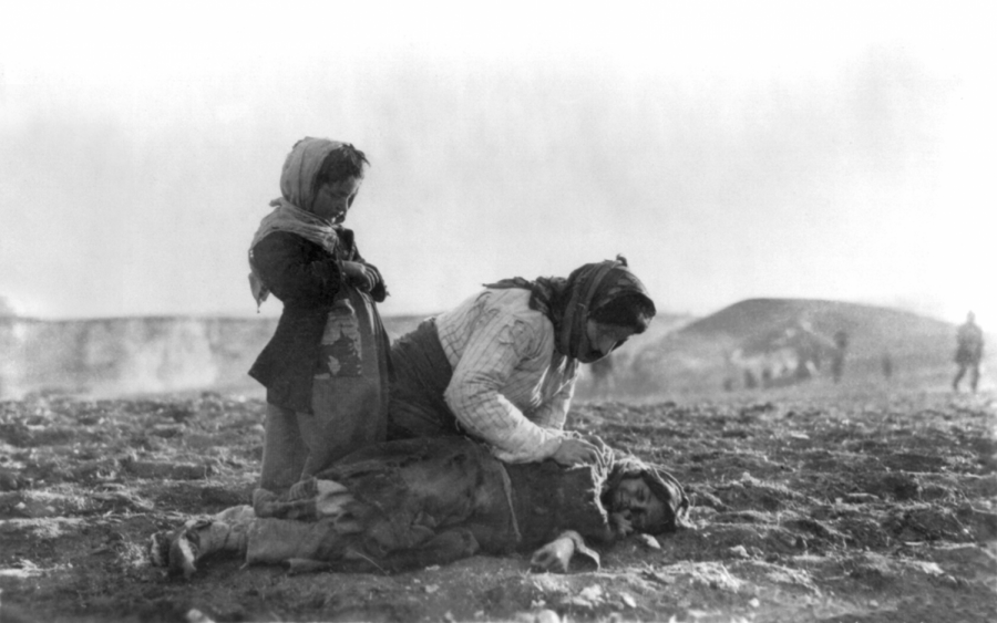 An+Armenian+woman+kneels+beside+her+dead+child.+Photo+via+Wikimedia+Commons